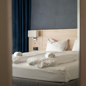 Zimmer mit Kingsize-Bett